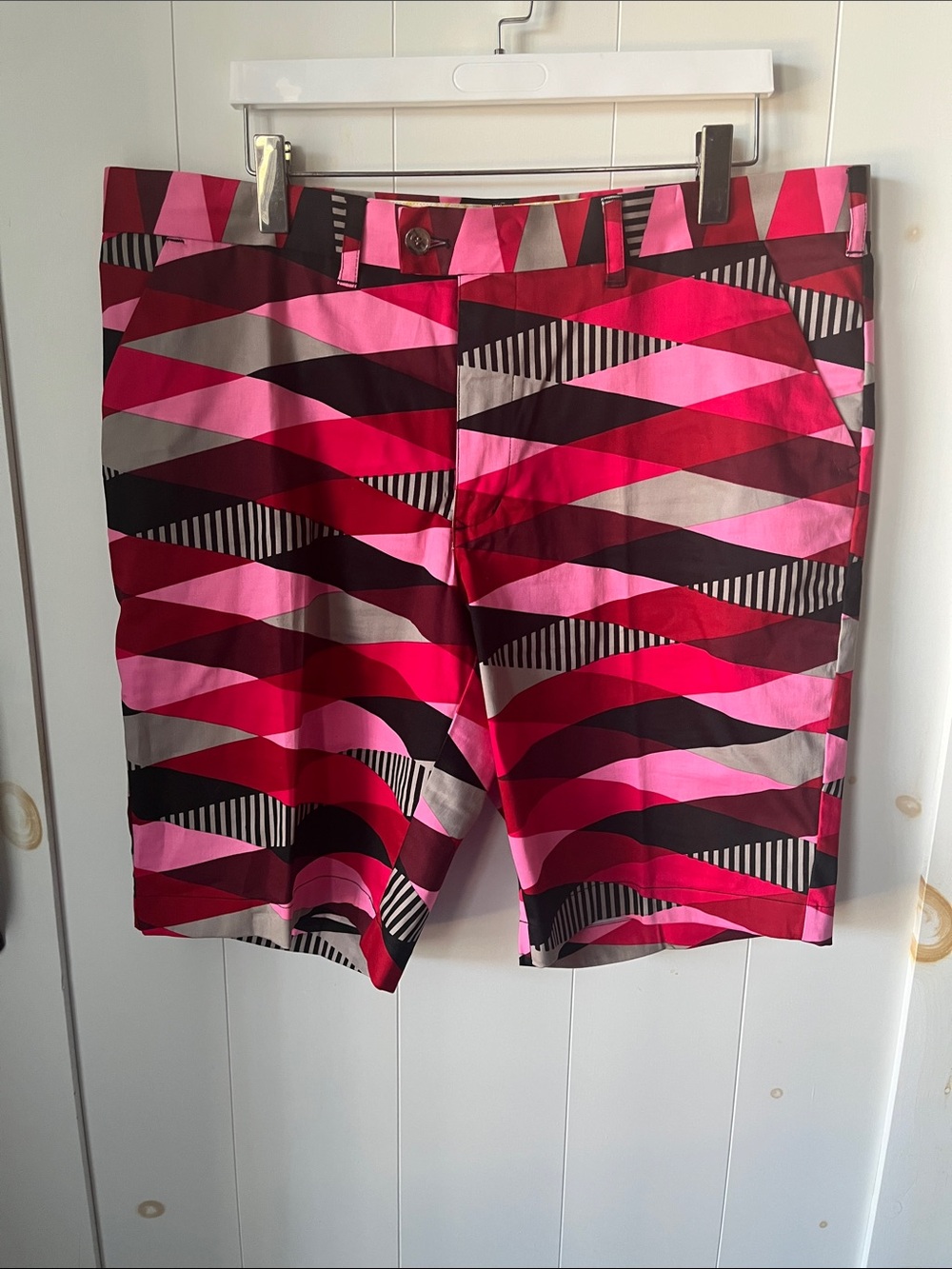 Men's Pink & Red Geometric Flat-Front Shorts